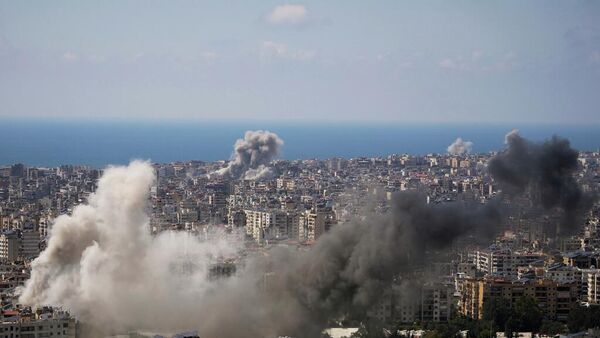 Fumaça sobe após vários ataques aéreos israelenses em Beirute, Líbano, 8 de abril de 2026 - Sputnik Brasil