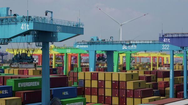 Contêineres de carga empilhados em porto em Tianjin. China, 29 de agosto de 2025 - Sputnik Brasil