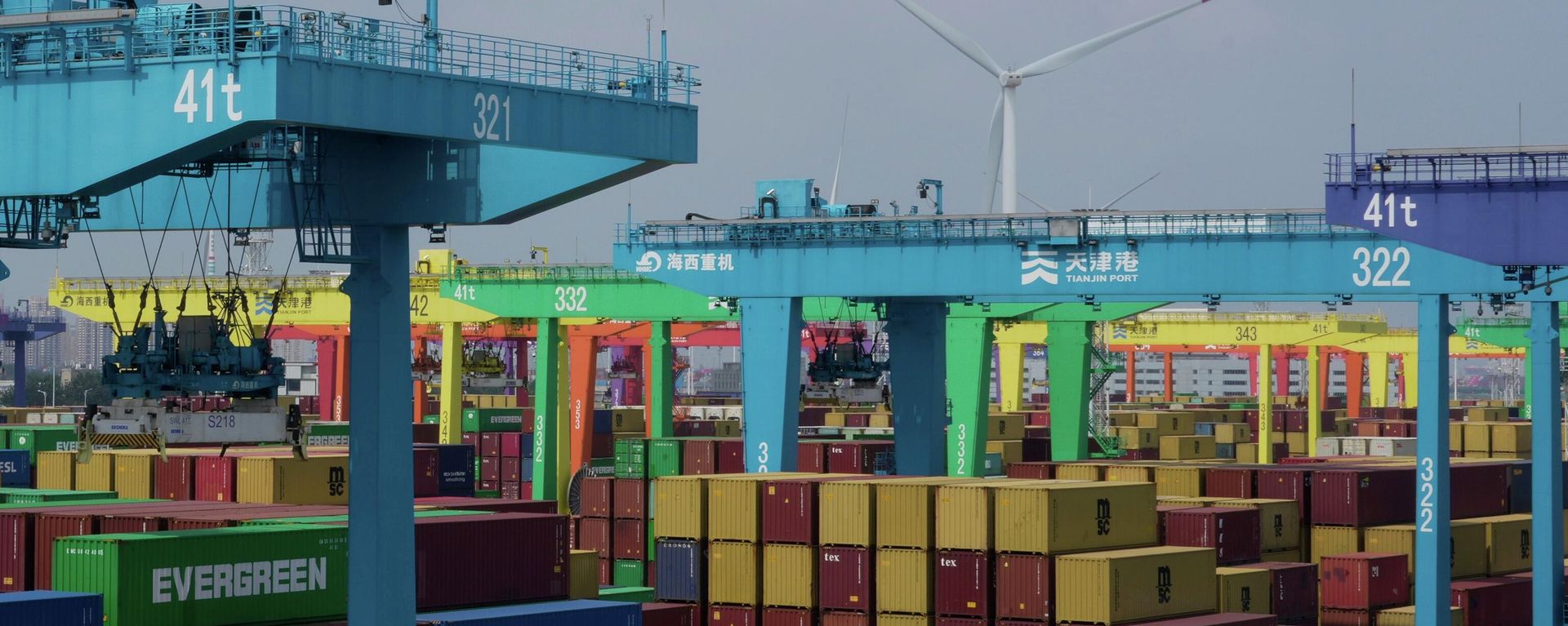 Contêineres de carga empilhados em porto em Tianjin. China, 29 de agosto de 2025 - Sputnik Brasil, 1920, 24.06.2026