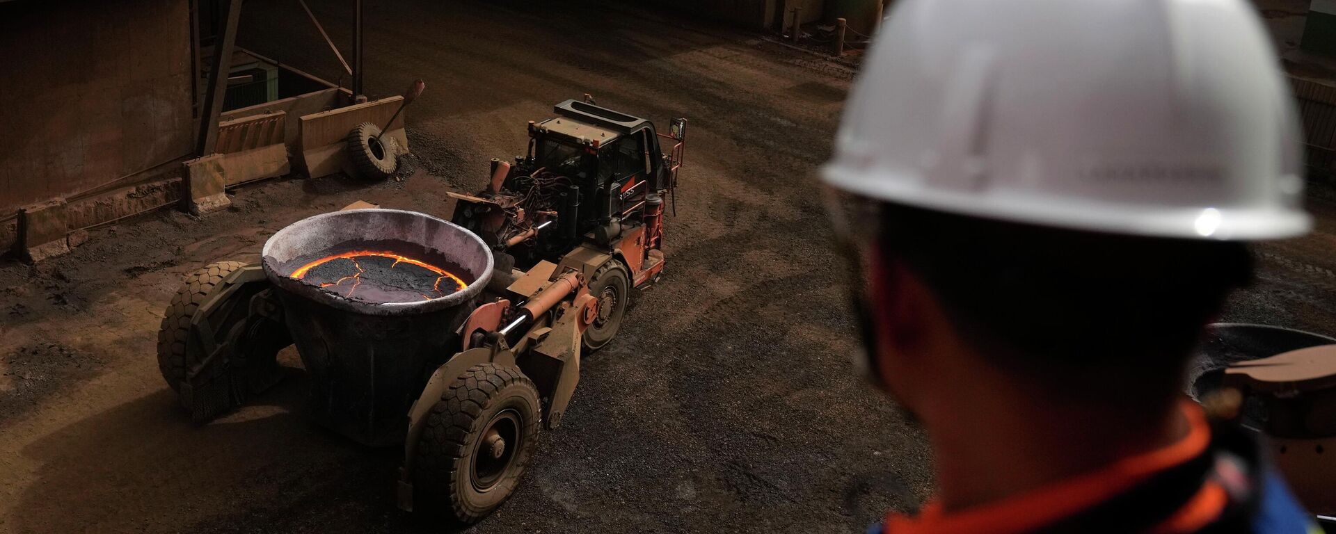 Um trabalhador observa a passagem de um caminhão carregado com escória fundida na planta de processamento de níquel da PT Vale Indonesia em Sorowako, Sulawesi do Sul, Indonésia, 12 de setembro de 2023 Um trabalhador observa a passagem de um caminhão carregado com escória fundida na planta de processamento de níquel da PT Vale Indonesia em Sorowako, Sulawesi do Sul, Indonésia, 12 de setembro de 2023 - Sputnik Brasil, 1920, 15.06.2026