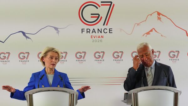 A presidente da Comissão Europeia, Ursula von der Leyen, e o presidente do Conselho Europeu, António Costa, participam de uma conferência de imprensa na cúpula do G7 em Évian-les-Bains, França, 15 de junho de 2026 - Sputnik Brasil