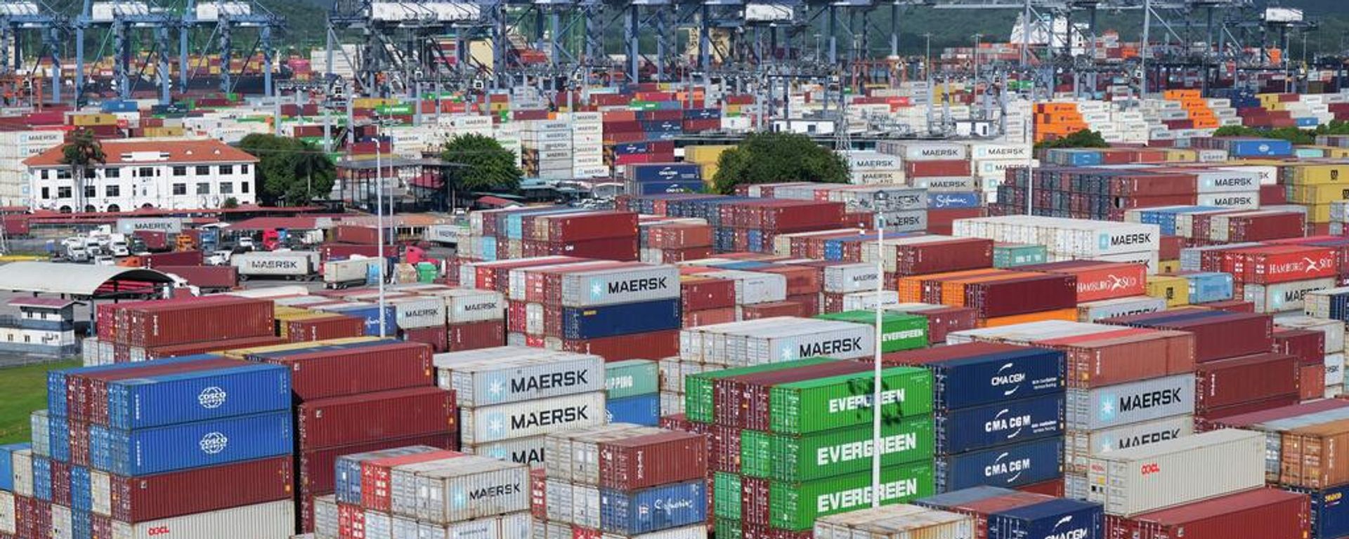 Contêineres de carga empilhados no canal do Panamá - Sputnik Brasil, 1920, 04.09.2026