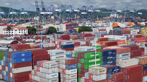 Contêineres de carga empilhados no Canal do Panamá Contêineres de carga empilhados no Canal do Panamá - Sputnik Brasil