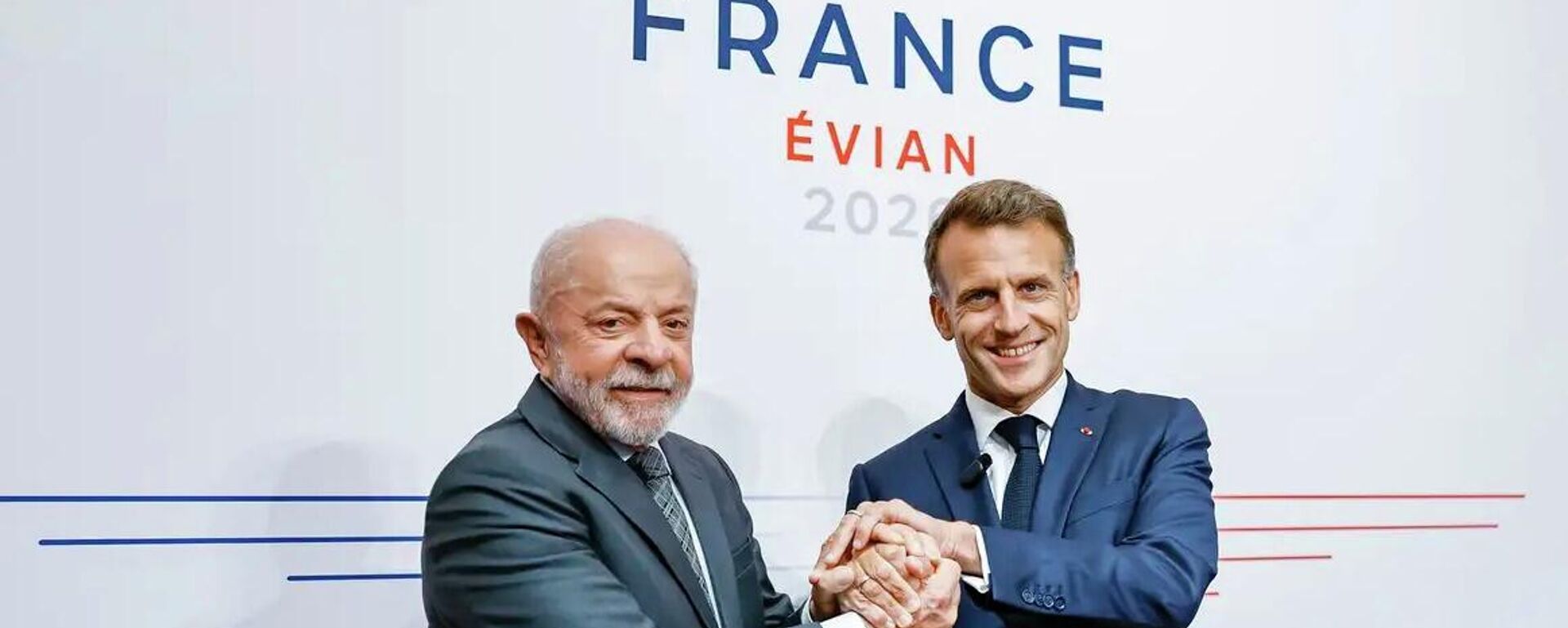 O presidente do Brasil, Luiz Inácio Lula da Silva (à esq.), em aperto de mão com o presidente da França, Emmanuel Macron (à dir.), em encontro em Évian, na França, em 15 de junho de 2026 - Sputnik Brasil, 1920, 15.06.2026