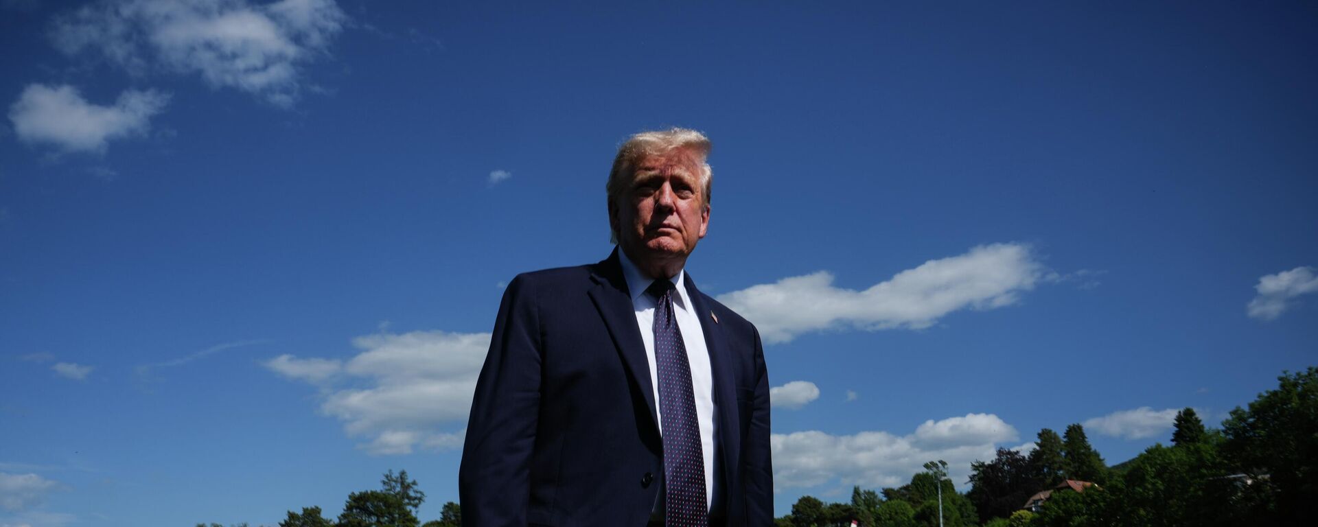 O presidente dos Estados Unidos, Donald Trump, chega ao encontro do G7. França, 15 de junho de 2026 - Sputnik Brasil, 1920, 15.06.2026