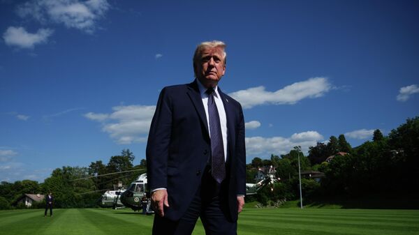 O presidente dos Estados Unidos, Donald Trump, chega ao encontro do G7. França, 15 de junho de 2026 - Sputnik Brasil