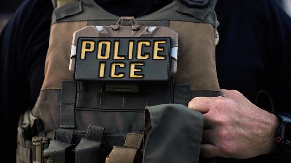 Agente da agência de Imigração e Alfândega dos Estados Unidos (ICE, na sigla em inglês) é fotografado nos Estados Unidos, em 19 de setembro de 2025 - Sputnik Brasil