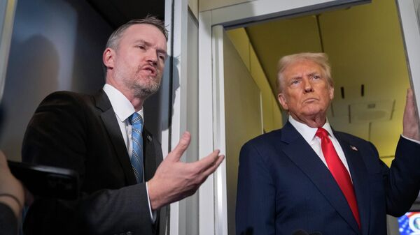 O representante comercial dos Estados Unidos, Jamieson Greer (à esq.), conversa com repórteres a bordo do Air Force One enquanto o presidente dos Estados Unidos, Donald Trump (à dir.) ouve, logo após a decolagem de Busan, Coreia do Sul, em 30 de outubro de 2025 - Sputnik Brasil