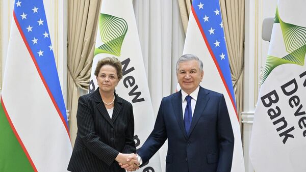Dilma Rousseff, presidenta do NBD, ao lado do presidente uzbeque, Shavkat Mirziyoyev, em Tashkent, capital do Uzbequistão - Sputnik Brasil