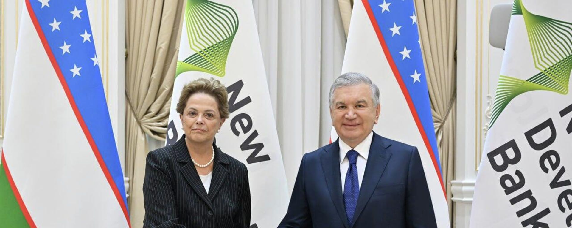 Dilma Rousseff, presidenta do NBD, ao lado do presidente uzbeque, Shavkat Mirziyoyev, em Tashkent, capital do Uzbequistão - Sputnik Brasil, 1920, 16.06.2026
