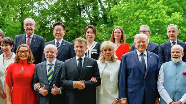 Presidentes e autoridades presentes na cúpula do G7 de 2026, em Évian, França, se reúnem para fotografia antes de jantar oficial, em 16 de junho de 2026 - Sputnik Brasil