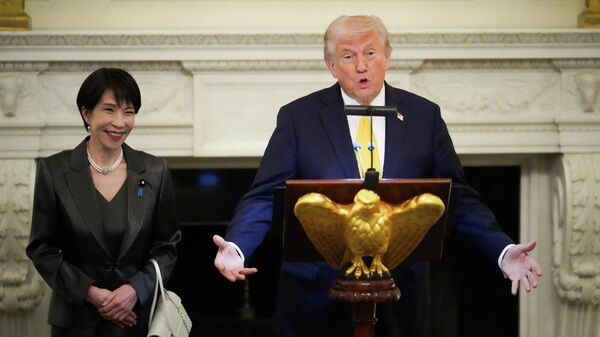 O presidente norte-americano Donald Trump discursa durante um jantar com a primeira-ministra do Japão, Sanae Takaichi, na Sala de Jantar de Estado da Casa Branca, em Washington, 19 de março de 2026 - Sputnik Brasil
