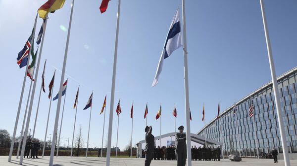 Militares hasteiam a bandeira finlandesa durante uma cerimônia à margem de uma reunião de ministros das Relações Exteriores da Organização do Tratado do Atlântico Norte (OTAN) na sede da aliança em Bruxelas, 4 de abril de 2023 - Sputnik Brasil
