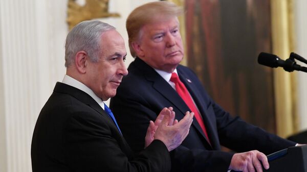 O presidente norte-americano Donald Trump discursa durante um evento com o primeiro-ministro israelense Benjamin Netanyahu (em primeiro plano) no Salão Leste da Casa Branca, em Washington, 28 de janeiro de 2020 - Sputnik Brasil