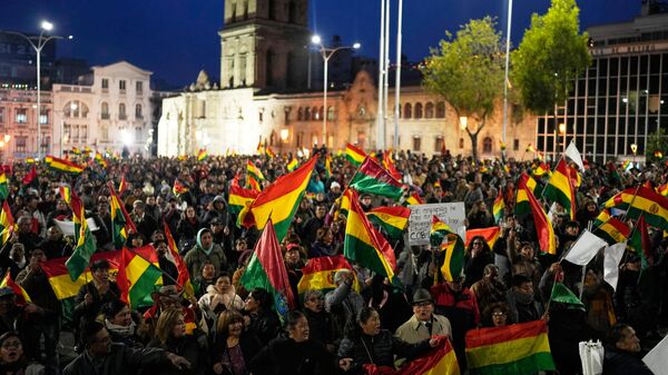 Bolivianos se reúnem para exigir que manifestantes antigovernamentais desobstruam as rodovias que levam à cidade de La Paz, na Bolívia, em 9 de junho de 2026 - Sputnik Brasil