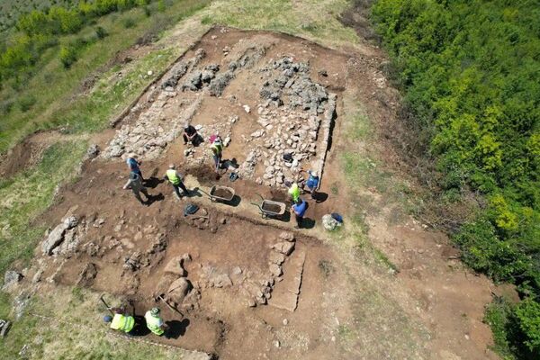 Fundações de templo helenístico descobertas no sítio arqueológico de Bushat, no norte da Albânia. - Sputnik Brasil