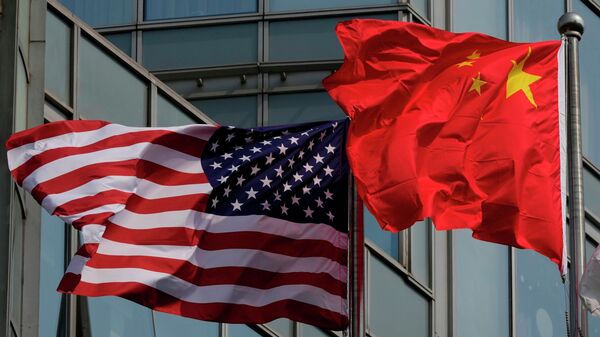 As bandeiras dos Estados Unidos e da China estão hasteadas do lado de fora de um hotel que deve ser utilizado durante a visita do presidente dos EUA, Donald Trump, a Pequim - Sputnik Brasil