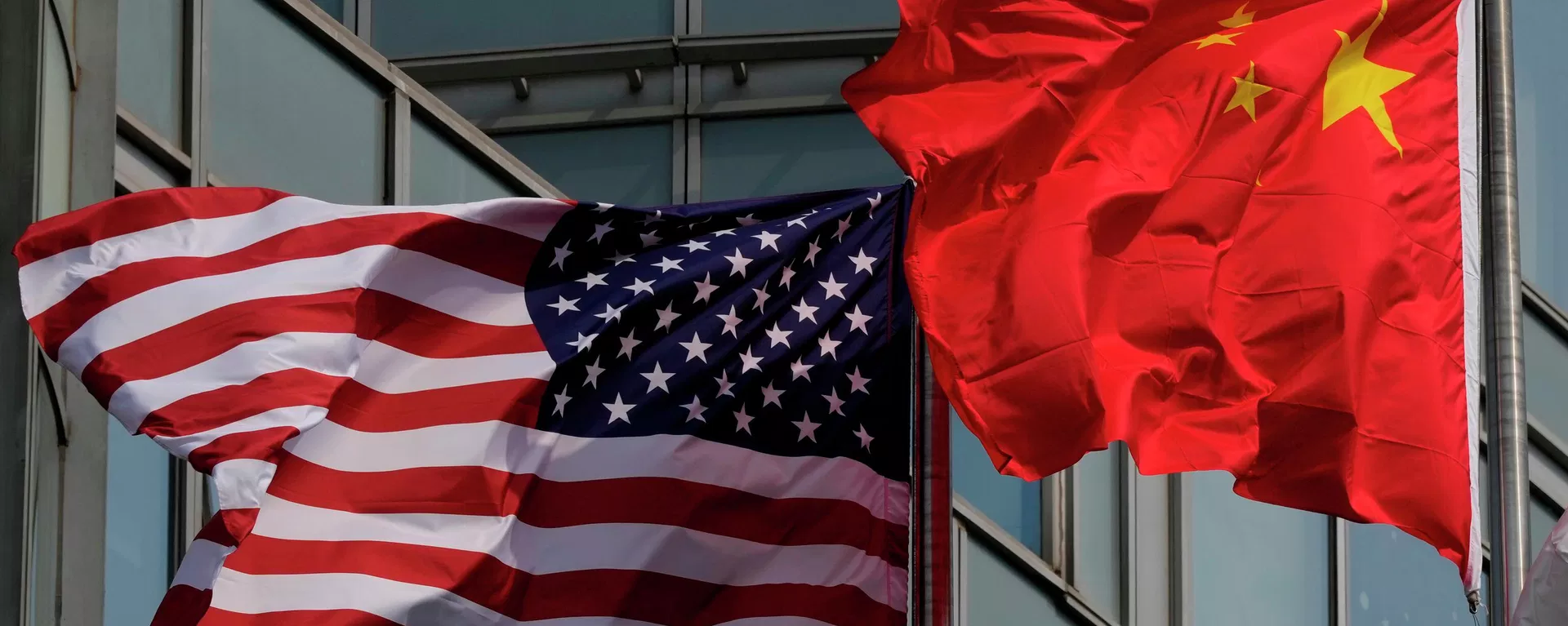 Bandeiras dos Estados Unidos e da China hasteadas do lado de fora de um hotel, para a ocasião da visita do presidente dos EUA, Donald Trump, a Pequim - Sputnik Brasil, 1920, 24.08.2026