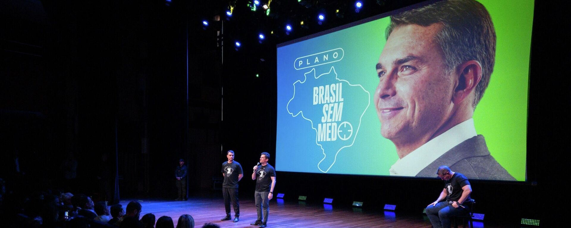 Senador Flávio Bolsonaro (PL-RJ, mais à esquerda) no palco com o senador Sergio Moro (PL-PR) e o deputado federal Guilherme Derrite (PP-SP, sentado) - Sputnik Brasil, 1920, 18.06.2026