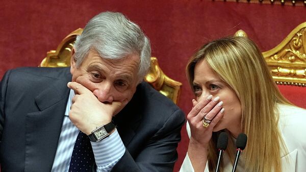 A primeira-ministra italiana, Giorgia Meloni, conversa com o ministro das Relações Exteriores da Itália, Antonio Tajani, antes de discursar no Senado sobre o conflito no Irã e na região do Golfo. Roma, 11 de março de 2026 - Sputnik Brasil