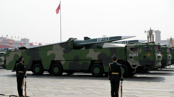 Mísseis hipersônicos DF-17 chineses. - Sputnik Brasil