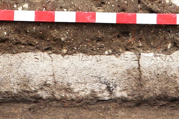 A primeira inscrição a mencionar Hércules Kynagidas em Heracleia Sintica foi descoberta em um altar próximo à taça ritual de pedra recém-encontrada. O texto contém uma dedicatória de Antígono a Hércules Kynagidas, conhecido como Hércules, o Caçador. - Sputnik Brasil
