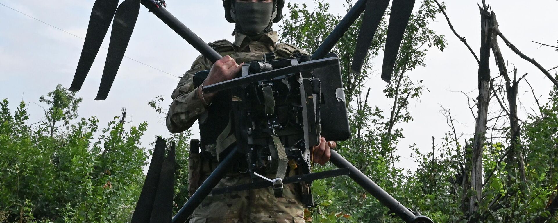 Um drone pesado ucraniano Baba Yaga abatido nas mãos do soldado russo. - Sputnik Brasil, 1920, 20.06.2026