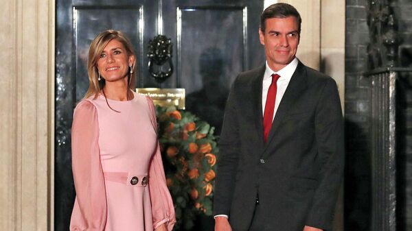 A primeira-dama da Espanha, Begoña Gómez, e o presidente do Governo da Espanha, Pedro Sánchez, em frente ao palácio presidencial em Madri, capital da Espanha, em 30 de julho de 2024 - Sputnik Brasil
