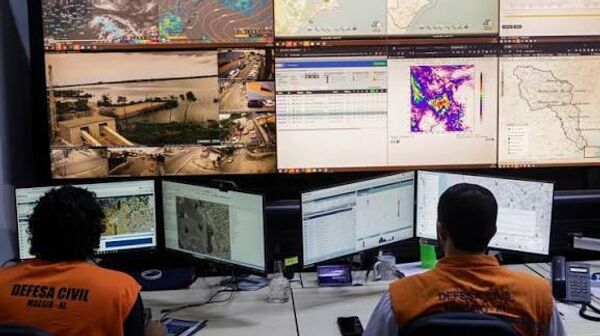 Funcionários da Defesa Civil monitoram mapas climáticos - Sputnik Brasil