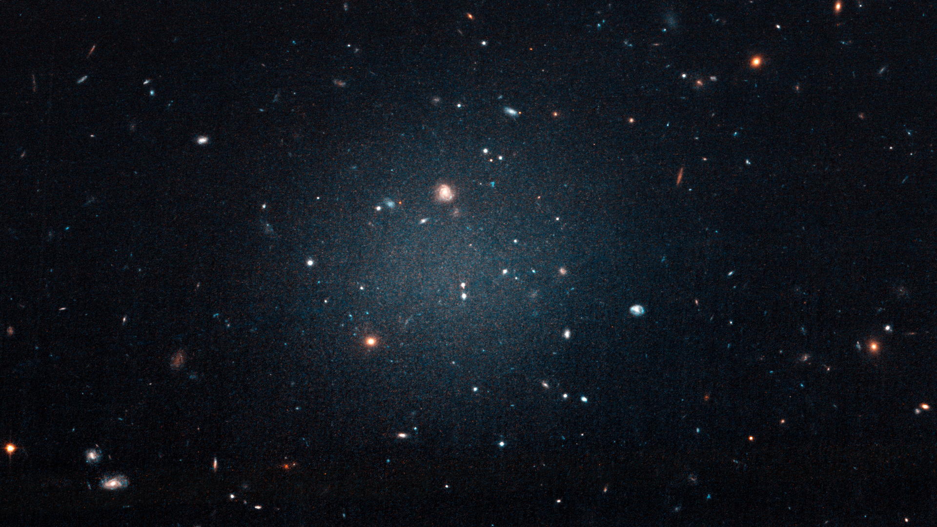 O Telescópio Espacial Hubble observa galáxia fantasmagórica sem matéria escura O Telescópio Espacial Hubble observa galáxia fantasmagórica sem matéria escura - Sputnik Brasil, 1920, 21.06.2026