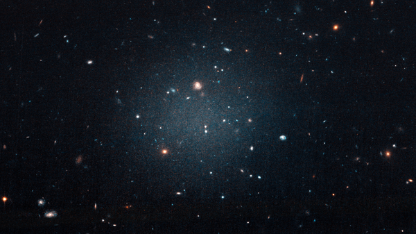 O Telescópio Espacial Hubble observa galáxia fantasmagórica sem matéria escura O Telescópio Espacial Hubble observa galáxia fantasmagórica sem matéria escura - Sputnik Brasil