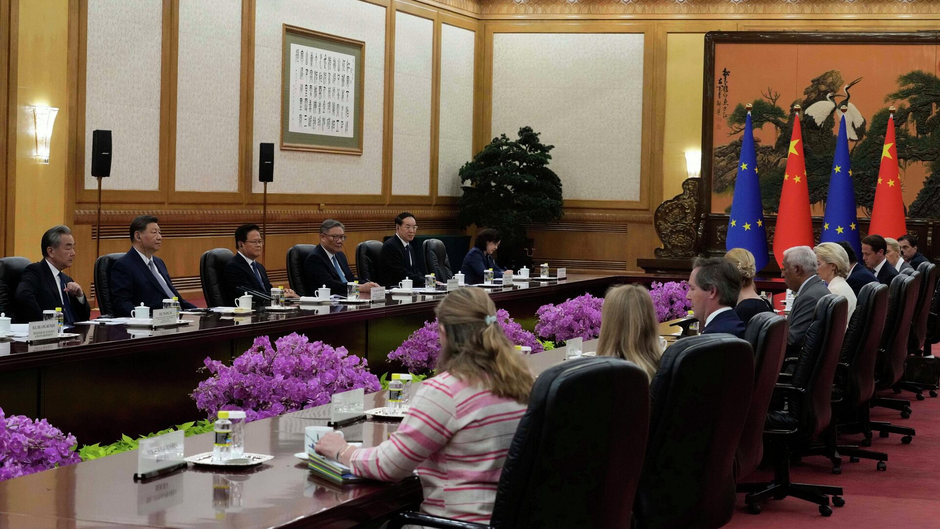 O presidente chinês Xi Jinping (segundo da esquerda para a direita), com o ministro das Relações Exteriores, Wang Yi (à esquerda), o presidente do Conselho Europeu, António Costa, a presidente da Comissão Europeia, Ursula von der Leyen e outros delegados durante o discurso de abertura da cúpula UE-China no Grande Salão do Povo em Pequim, China, 24 de julho de 2025 O presidente chinês Xi Jinping (segundo da esquerda para a direita), com o ministro das Relações Exteriores, Wang Yi (à esquerda), o presidente do Conselho Europeu, António Costa, a presidente da Comissão Europeia, Ursula von der Leyen e outros delegados durante o discurso de abertura da cúpula UE-China no Grande Salão do Povo em Pequim, China, 24 de julho de 2025 - Sputnik Brasil, 1920, 21.06.2026
