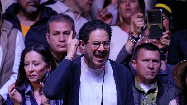 O candidato presidencial colombiano Iván Cepeda, da coalizão governista Pacto Histórico, discursa durante uma aparição na noite da eleição, após os resultados mostrarem que ele estava atrás na disputa em Bogotá, Colômbia, em 21 de junho de 2026 - Sputnik Brasil