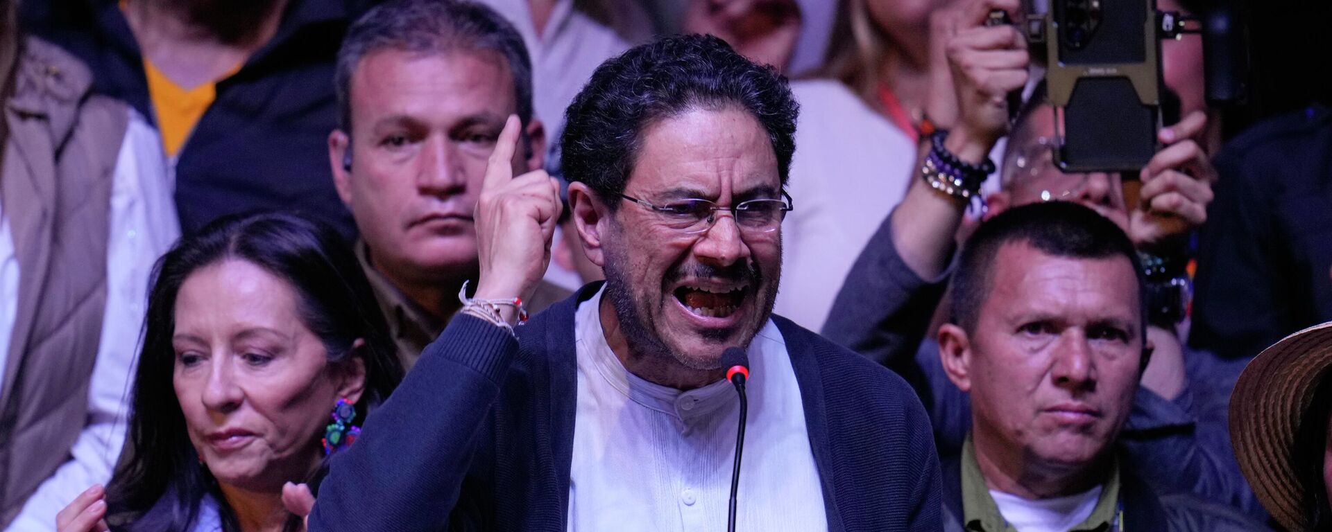 O candidato presidencial colombiano Iván Cepeda, da coalizão governista Pacto Histórico, discursa durante uma aparição na noite da eleição, após os resultados mostrarem que ele estava atrás na disputa em Bogotá, Colômbia, em 21 de junho de 2026 - Sputnik Brasil, 1920, 21.06.2026