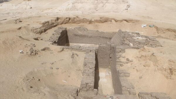 Estruturas de tumbas do Período Dinástico Inicial descobertas em Jabal al-Tayr, em Minya, Egito, onde arqueólogos encontraram evidências de arquitetura funerária que podem refletir ideias de engenharia primitiva posteriormente desenvolvidas na construção de pirâmides - Sputnik Brasil