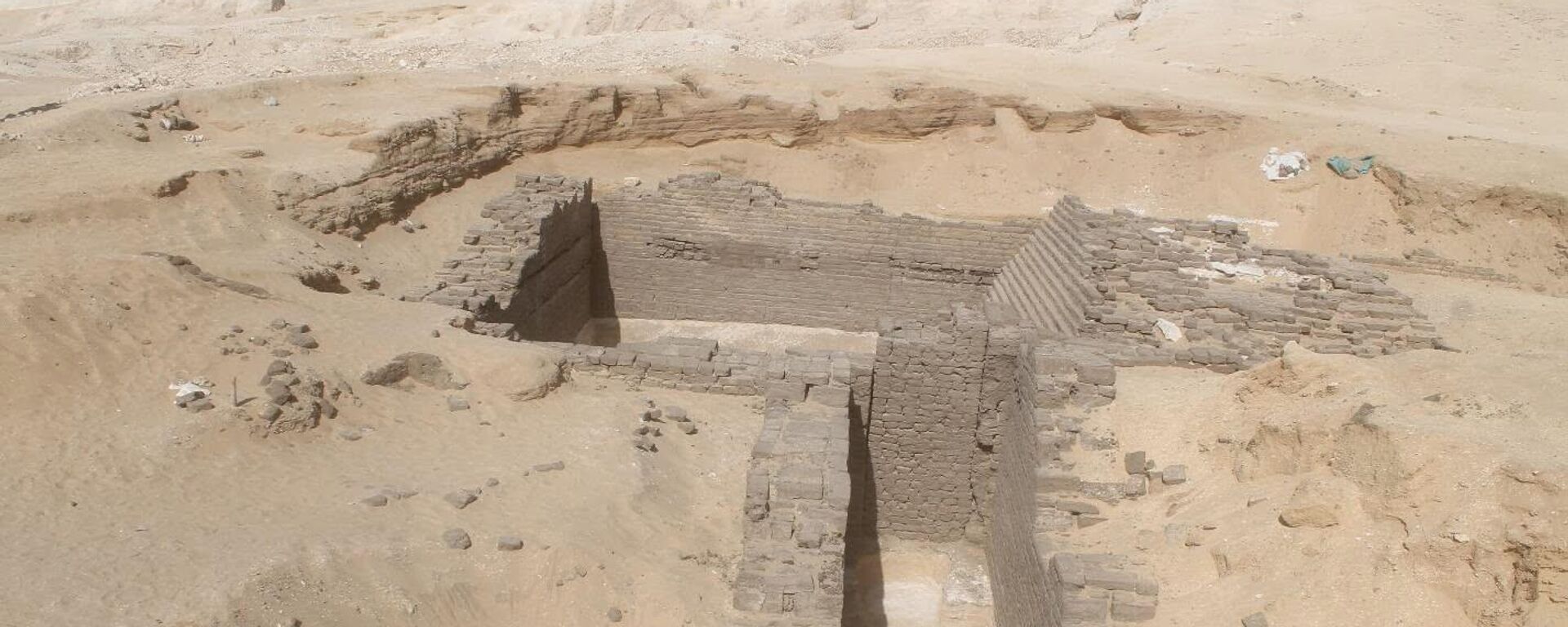 Estruturas de tumbas do Período Dinástico Inicial descobertas em Jabal al-Tayr, em Minya, Egito, onde arqueólogos encontraram evidências de arquitetura funerária que podem refletir ideias de engenharia primitiva posteriormente desenvolvidas na construção de pirâmides Estruturas de tumbas do Período Dinástico Inicial descobertas em Jabal al-Tayr, em Minya, Egito, onde arqueólogos encontraram evidências de arquitetura funerária que podem refletir ideias de engenharia primitiva posteriormente desenvolvidas na construção de pirâmides - Sputnik Brasil, 1920, 22.06.2026