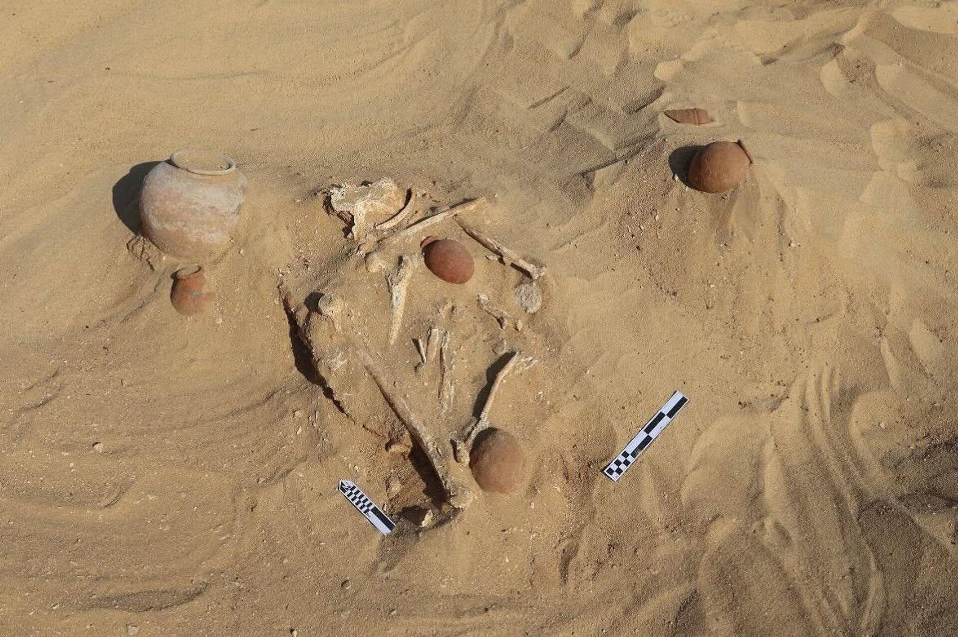 Objetos recuperados da necrópole de Jabal al-Tayr em Minya, Egito, onde arqueólogos documentaram sepultamentos que datam do Período Pré-Dinástico ao Período Tardio Objetos recuperados da necrópole de Jabal al-Tayr em Minya, Egito, onde arqueólogos documentaram sepultamentos que datam do Período Pré-Dinástico ao Período Tardio