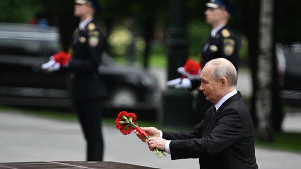 Presidente Vladimir Putin depõe flores pelos 85 anos da invasão nazista contra URSS - Sputnik Brasil