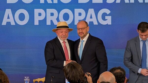 O presidente Luiz Inácio Lula da Silva ao lado do governador interino do Rio de Janeiro, Ricardo Couto, durante a assinatura da adesão do estado ao Programa de Pleno Pagamento de Dívidas dos Estados (Propag). Rio de Janeiro (RJ), 22 de junho de 2026 - Sputnik Brasil