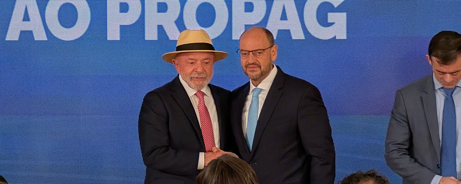 O presidente Luiz Inácio Lula da Silva ao lado do governador interino do Rio de Janeiro, Ricardo Couto, durante a assinatura da adesão do estado ao Programa de Pleno Pagamento de Dívidas dos Estados (Propag). Rio de Janeiro (RJ), 22 de junho de 2026 - Sputnik Brasil, 1920, 22.06.2026
