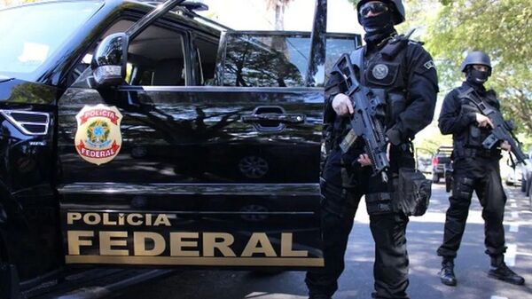 Agentes da Polícia Federal durante operação - Sputnik Brasil