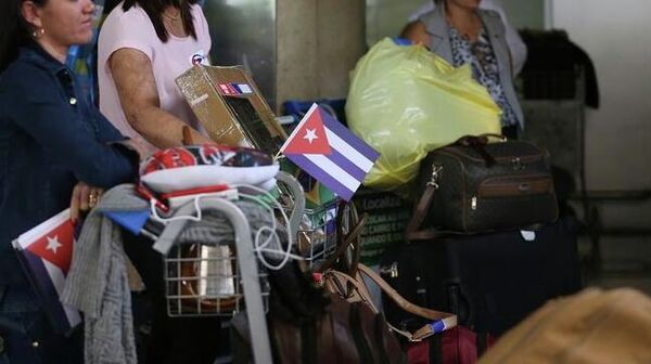 Cubanos em aeroporto do Brasil - Sputnik Brasil
