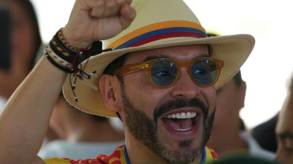 Candidato à Presidência da Colômbia, Abelardo de la Espriella acena à imprensa ao chegar para votar em Barranquilla, em 21 de junho de 2026 - Sputnik Brasil