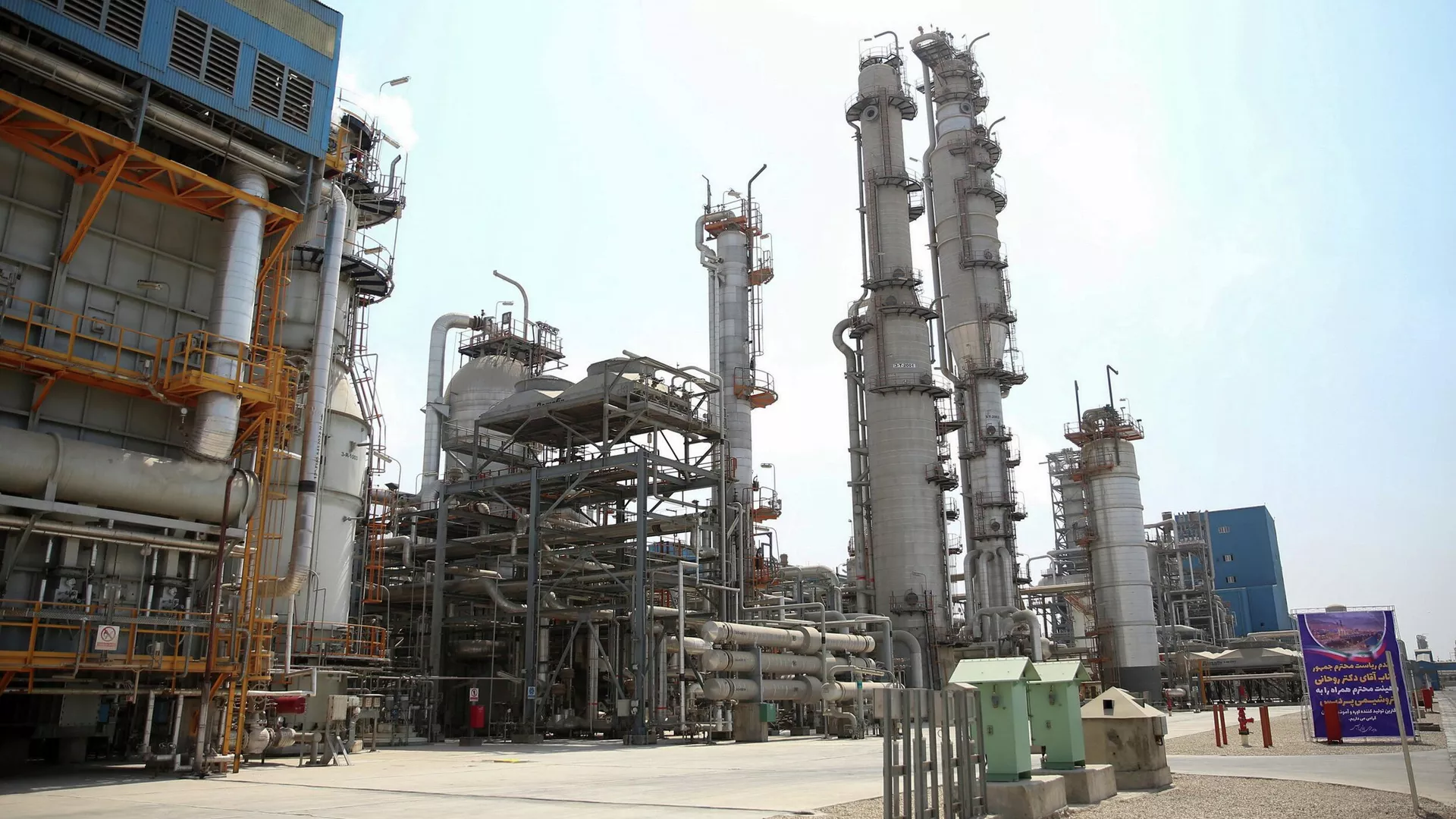 Nesta foto divulgada pelo site oficial da Presidência do Irã, é possível ver parte das instalações do complexo petroquímico de Pardis, em Assalouyeh, na costa norte do golfo Pérsico, Irã, 4 de setembro de 2018 Nesta foto divulgada pelo site oficial da Presidência do Irã, é possível ver parte das instalações do complexo petroquímico de Pardis, em Assalouyeh, na costa norte do golfo Pérsico, Irã, 4 de setembro de 2018 - Sputnik Brasil, 1920, 23.06.2026