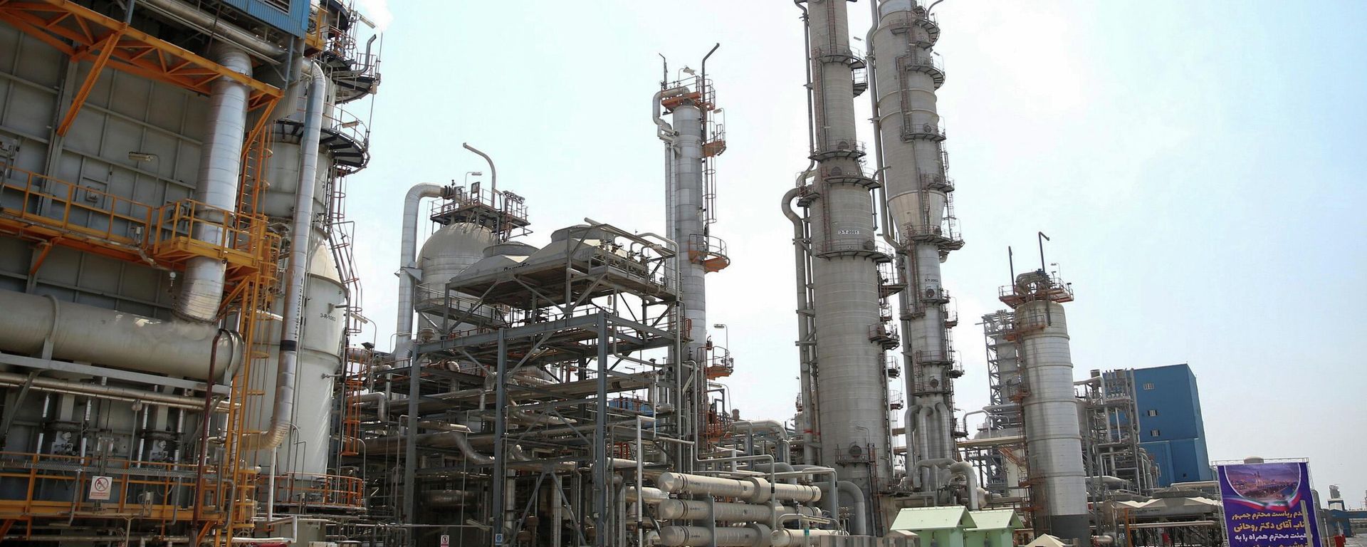 Nesta foto divulgada pelo site oficial da Presidência do Irã, é possível ver parte das instalações do complexo petroquímico de Pardis, em Assalouyeh, na costa norte do golfo Pérsico, Irã, 4 de setembro de 2018 - Sputnik Brasil, 1920, 23.06.2026