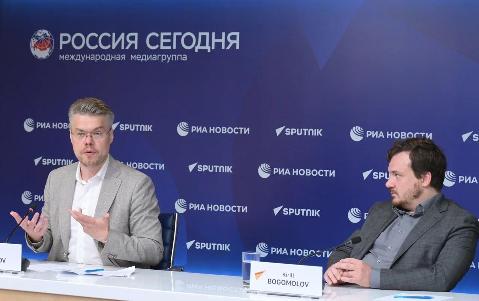 O diretor de cooperação internacional do Rossiya Segodnya, Vasily Pushkov, e Kirill Bogomolov, vice-chefe da Rossotrudnichestvo durante a cerimônia de abertura do projeto SputnikPro IA na Mídia. - Sputnik Brasil, 1920, 23.06.2026