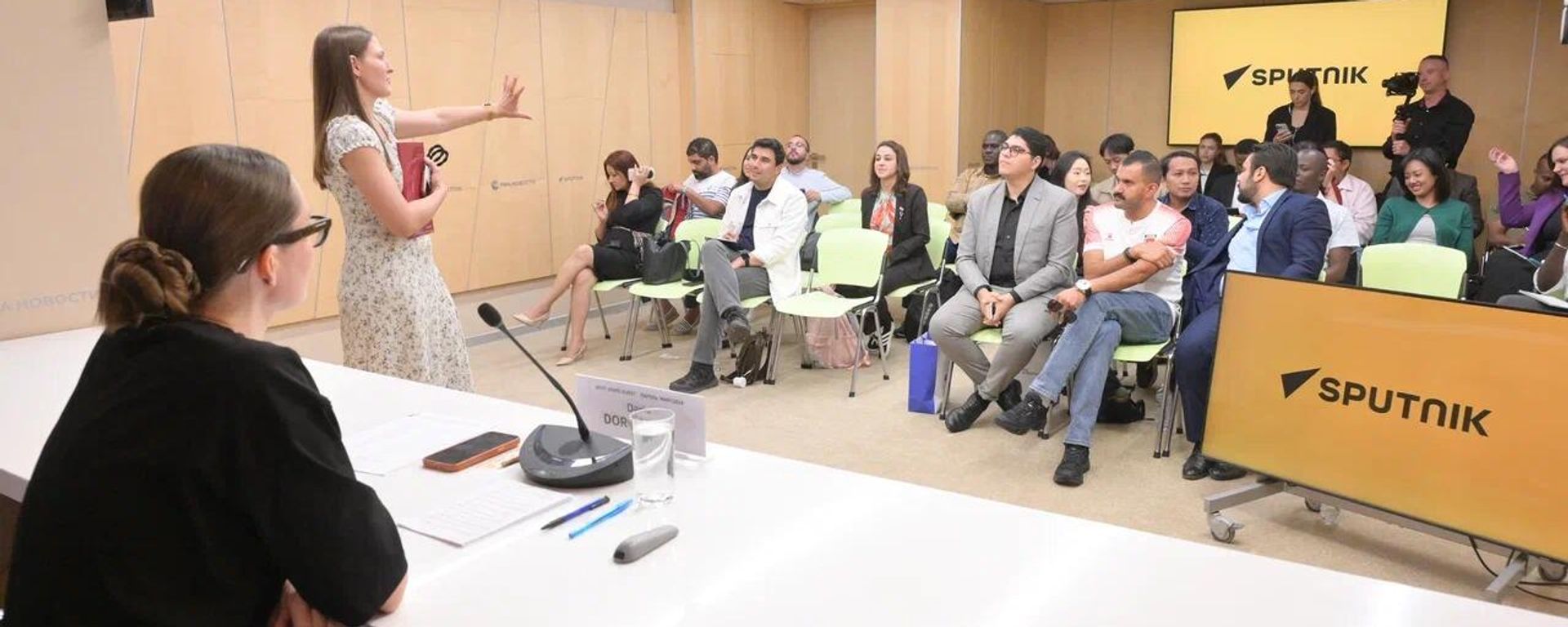Jornalistas estrangeiros participam da aula do projeto SputnikPro IA na Mídia. - Sputnik Brasil, 1920, 23.06.2026