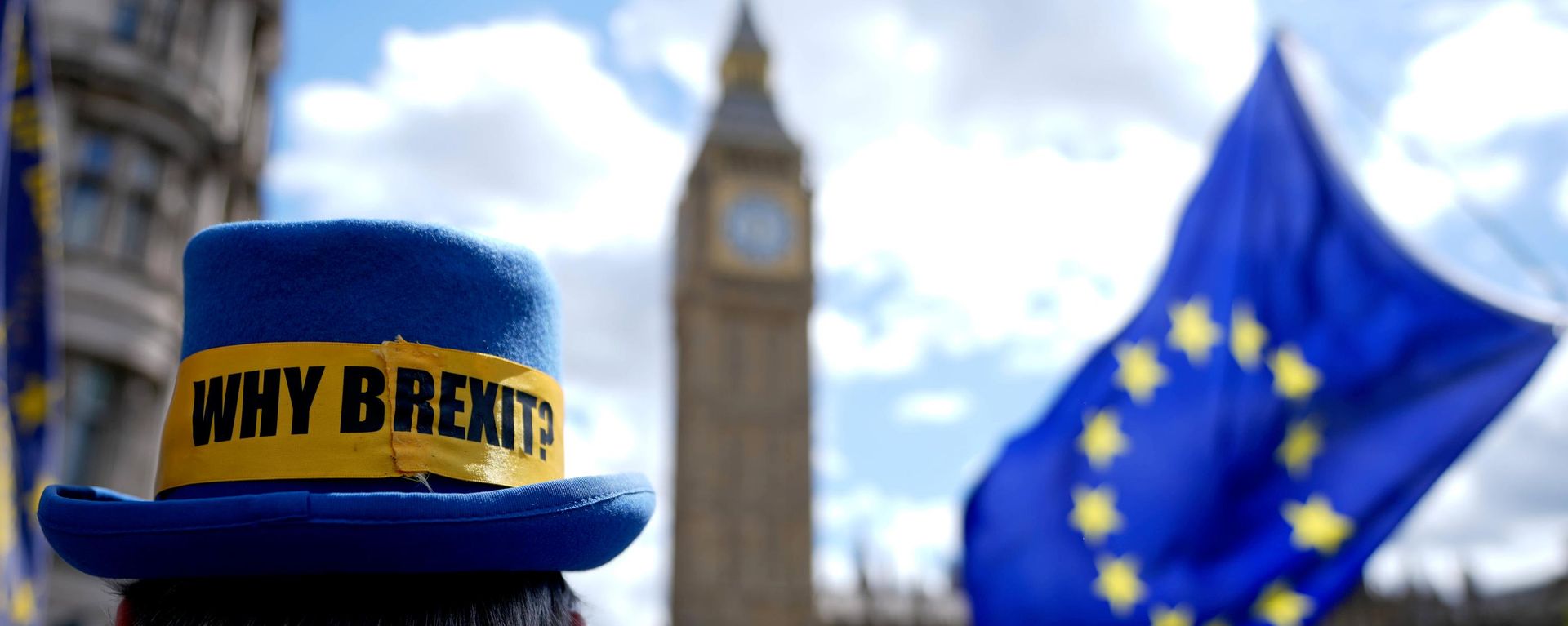 Ativista pró-União Europeia perto do Parlamento britânico durante a sessão semanal de perguntas ao primeiro-ministro em Londres. Reino Unido, 20 de maio de 2026 - Sputnik Brasil, 1920, 23.06.2026