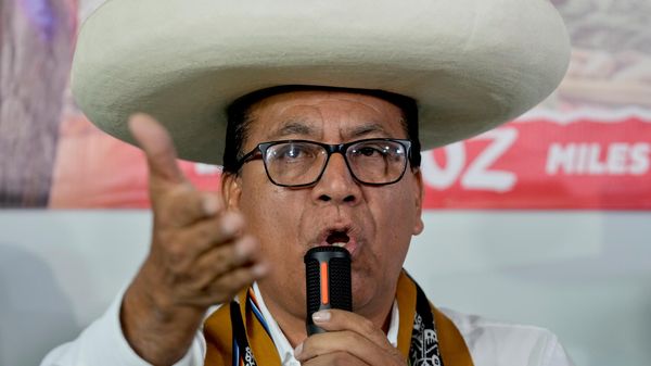 O candidato à Presidência do Peru, Roberto Sánchez, durante coletiva, em 18 de junho de 2026 - Sputnik Brasil