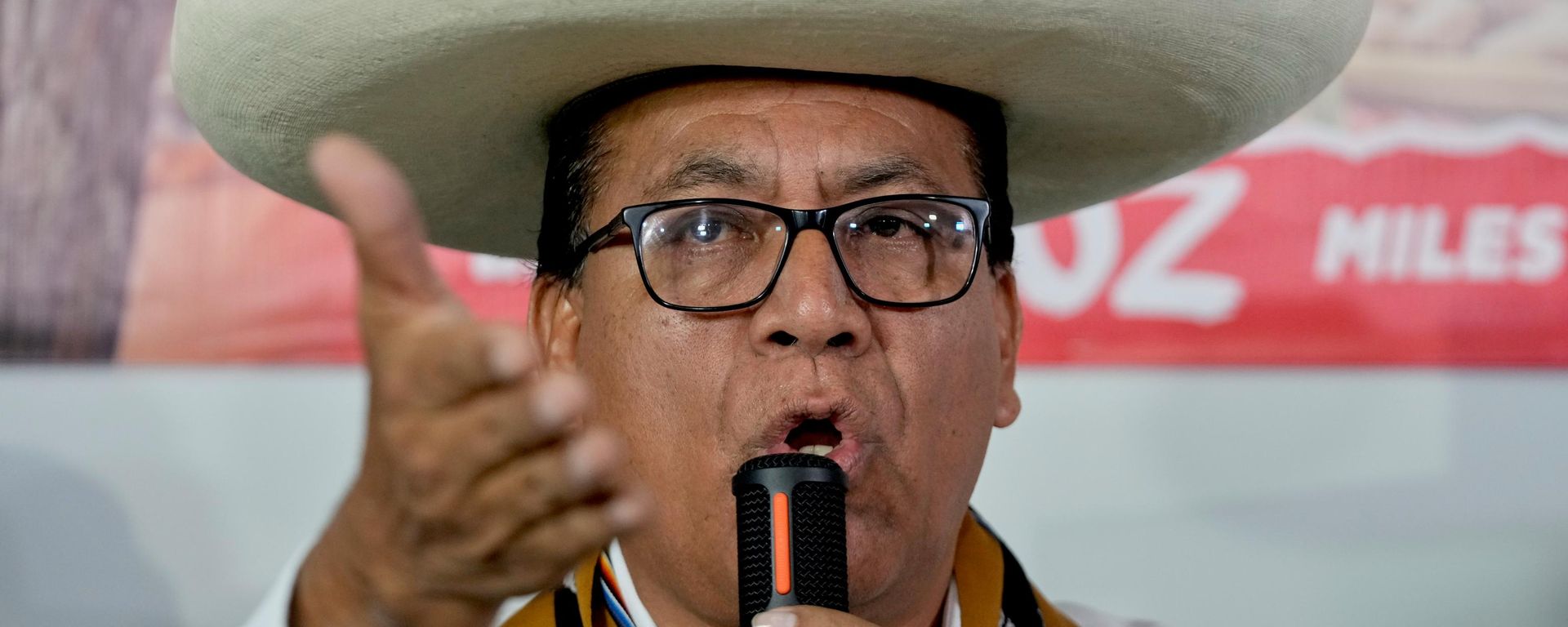 O candidato à Presidência do Peru, Roberto Sánchez, durante coletiva, em 18 de junho de 2026 - Sputnik Brasil, 1920, 24.06.2026